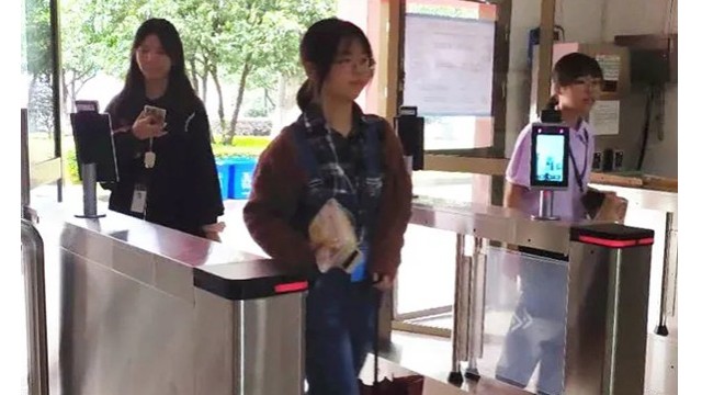 人臉識(shí)別測(cè)溫門禁一體機(jī)