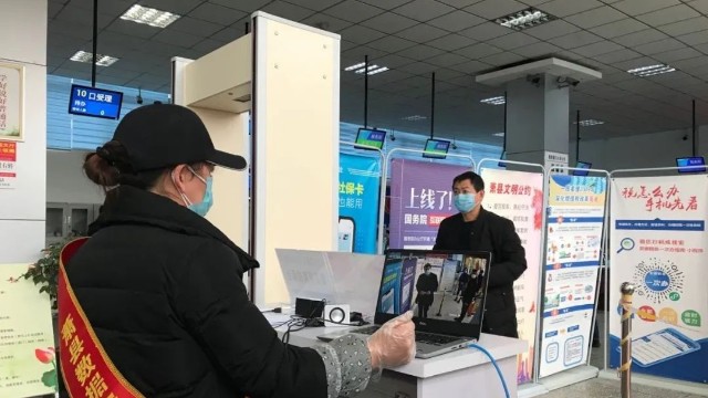 準(zhǔn)確直觀,蕭縣數(shù)據(jù)資源管理局測溫人臉安檢門織密抗擊疫情“防護(hù)網(wǎng)”