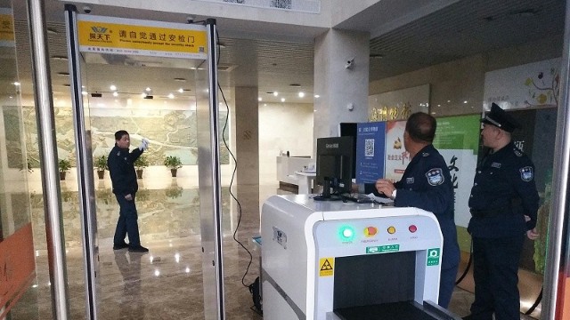 帶戰(zhàn)友送的"紀(jì)念品"過(guò)法院安檢門(mén),為何被拘留?