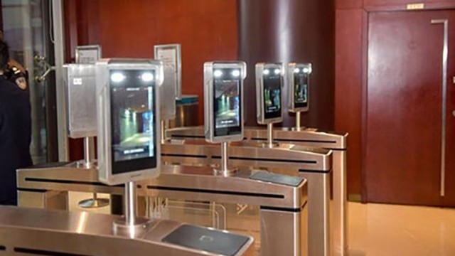 人臉識(shí)別閘機(jī)來(lái)加強(qiáng)工廠的安全管理,省人工,3倍管理通行效率