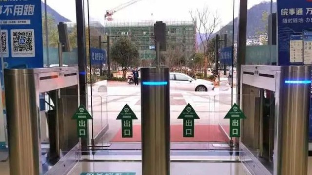 石臺(tái)縣政務(wù)服務(wù)大廳啟用人臉識(shí)別測(cè)溫健康碼一體機(jī)加強(qiáng)疫情防控