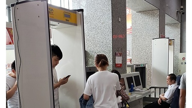 帶噴霧被查,女子竟大鬧車(chē)站!車(chē)站金屬安檢門(mén)業(yè)內(nèi)人士解釋安檢重要性