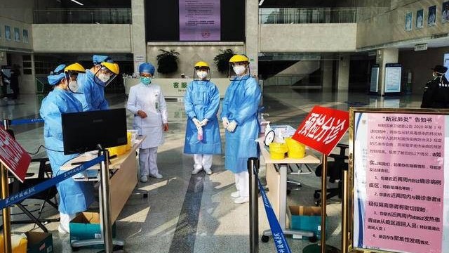 醫(yī)院通行高峰測溫不停留,全自動紅外體溫檢測儀不漏檢,不漏查