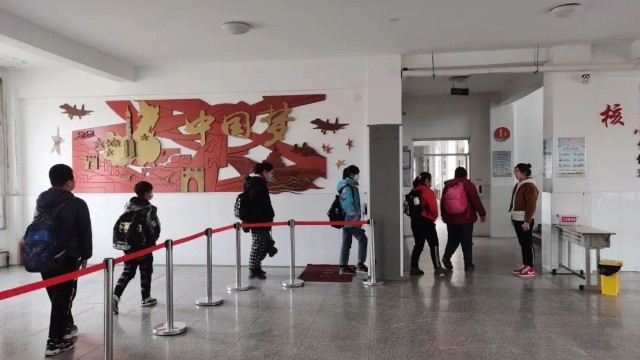 校門口裝智能安檢門查手機，這事你怎么看？