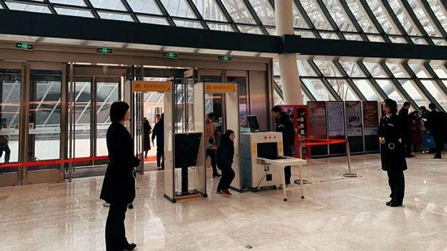 連云港保利大劇院引入劇院安檢門等安檢設(shè)備，確保場(chǎng)館平安有序