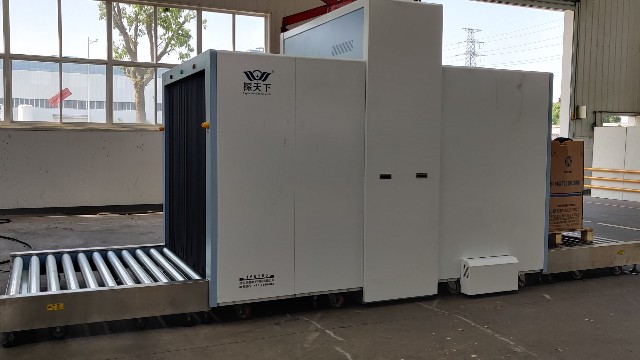 男子上演荒唐事：圖省事竟連人帶包鉆進(jìn)車站安檢機(jī)