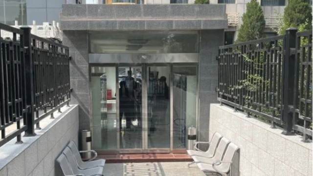 人民法院智慧安檢通道規(guī)范安全檢查、強(qiáng)化安保工作、保障訴訟安全