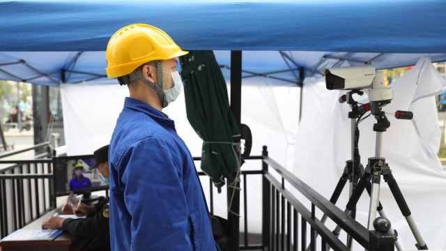 智能防疫測(cè)溫系統(tǒng)1秒完成刷臉測(cè)溫，加強(qiáng)住宅小區(qū)數(shù)字化建設(shè)