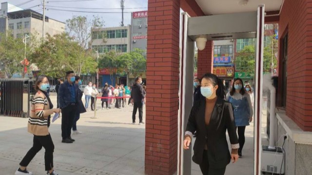 嚴守疫情防控,富平縣頻陽小學部署測溫安檢門把好校園的每一個關口